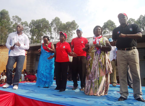Chairman wa FPR Inkotanyi mu karere ka Nyamasheke, Habyarimana Jean Baptiste (ibumoso) hamwe n'abakandida 5 biyamamarije.