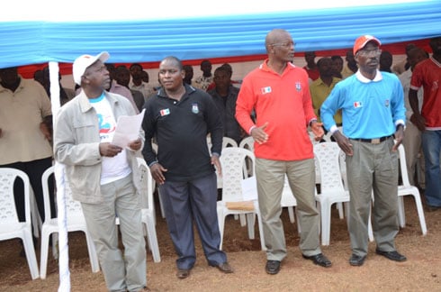 Chairman wa FPR mu karere ka Rusizi hamwe n'abari kwiyamamaza.