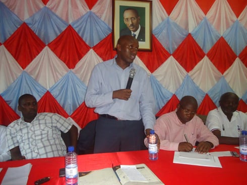 Chairman wa FPR-Inkotanyi ku rwego rw'akarere ka Nyamasheke, Habyarimana Jean Baptiste. Uri iruhande rwe wambaye ishati itukura ni Umukuru w'Umuryango wa FPR-Inkotanyi mu bitaro bya Kibogora, Dr Nsabimana Damien.