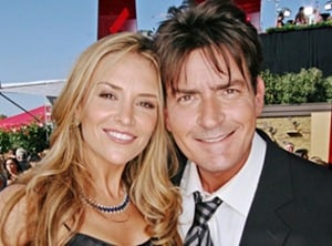Charlie Sheen uza ku mwanya wa kabiri ari kumwe n
