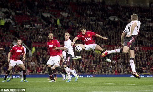 Chicharito niwe watsinze igitego kimwe rukumbi cyabonetse muri uwo mukino.