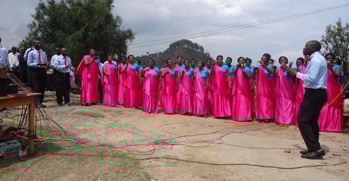 Iyi ni korali y'abaririmbyi ba ADEPR Rwamagana yifatanyije n'abitabiiriye igiterane i Karongi.