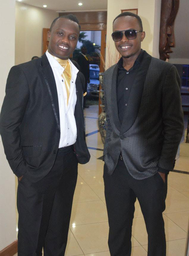 Clement Ishimwe (iburyo) umuyobozi wa Kina Music nawe yanyuze muri korali Maranatha. aha yari kumwe na King James.