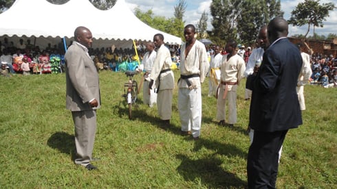 Club Nkundurwanda yigisha urubyiruko umukino wa karate mu murenge wa Kibirizi nayo yahembwe igare.