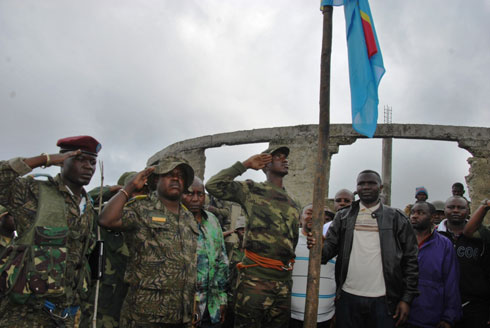 Col.Mamadou hamwe n'ingabo ze na Guverineri Paluku bashyira idarapo rya DRC i Cyanzu.