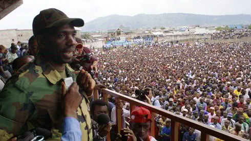 Umuvugizi w'ingabo za M23, Col Kazarama, aganira n'abaturage kuri stade ya Goma. 