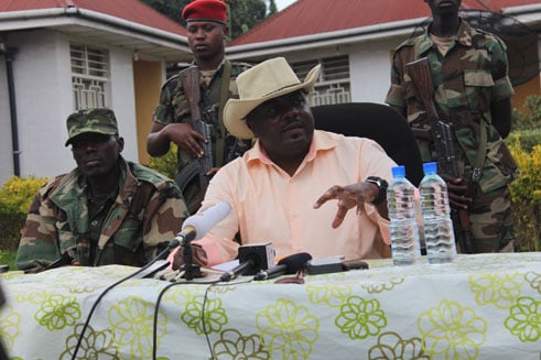 Bertrand Bisiimwa (uwambaye ishati ya rosa) na Gen Sultan Makenga (uwicaye ibumoso) bemereye abanyamakuru ko bazashyira iintwaro hasi burundu leta nikora ibyo bayisaba.