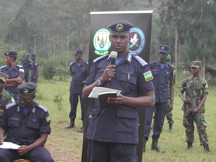 DIGP Dan Munyuza asobanurira abaturage ko badakwiye kujya bakinira mu muhanda wa kaburimbo.