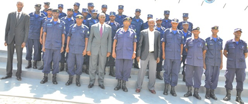 Abapolisi barangije amahugurwa n'abayobozi muri RCAA.