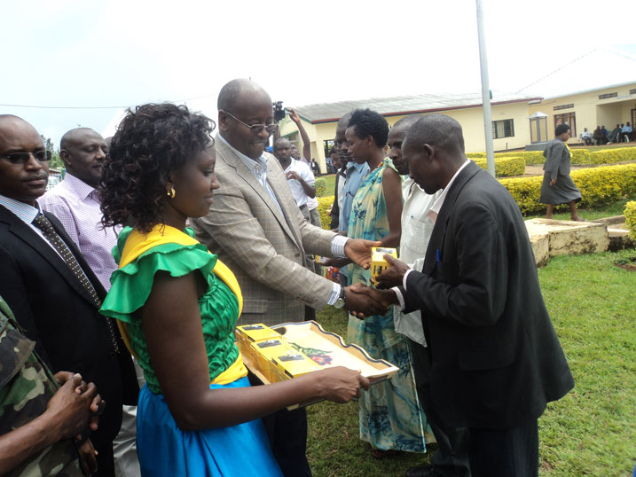 Minisitiri Musoni James ashyikiriza abakuru b