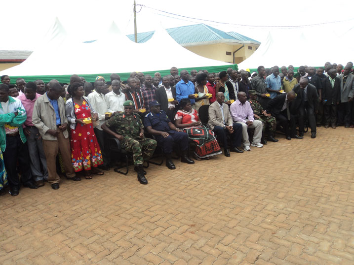 Minisitiri Musoni hamwe n'abayobozi bo mu karere ka Nyamasheke barimo n'abakuru b'imidugudu igize ako karere.