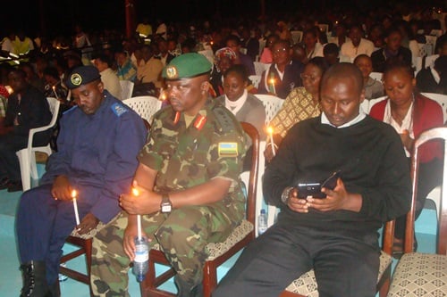 General Major Turagara na MAyor Ndizeye bicaye mu bandi ku mugoroba w'ikiriyo.
