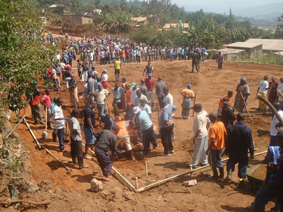 Abaturage nabo bagaragaje ubwinshi mu kwitabira uwo muganda wo kubakira abazimurwa ahantu habateza impanuka.