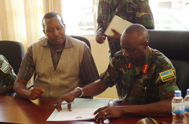 Abayobozi b'uturere twubakiwe amazu n'Inkeragutabara bashyize umukono ku masezerano yemeza ko amazu yarangije kubakwa.