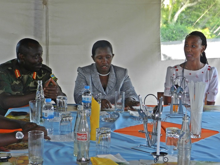 Guverineri Uwamariya yabasabye guhesha igihugu isura nziza.