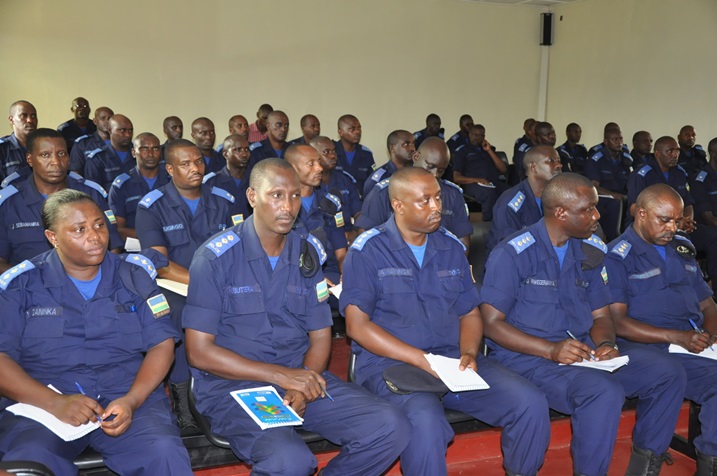 Abapolisi basoje amahugurwa yaberaga ku kicyaro gikuru cya Polisi.