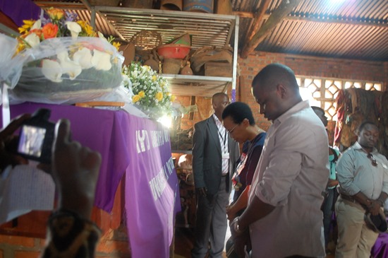 Dr. Rose Mukankomeje uyobora REMA na Emmanuel Nkurunziza uyobora RNRA baha icyubahiro imibiri ishyinguwe mu rwibutso.