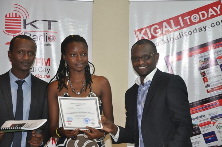 Umuyobozi wa Kigali Today Ltd, Charles Kanamugire (ibumoso) na Jean de Dieu Gakuba (Iburyo), ushinzwe amahugurwa n