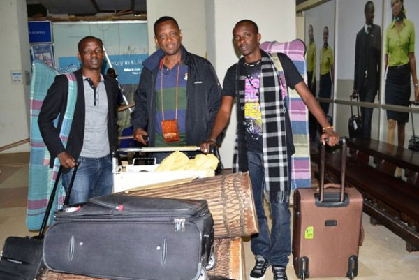 Daniel Ngarukiye, Masamba na Jules Sentore ubwo bari ku kibuga bagiye mu Busuwisi.
