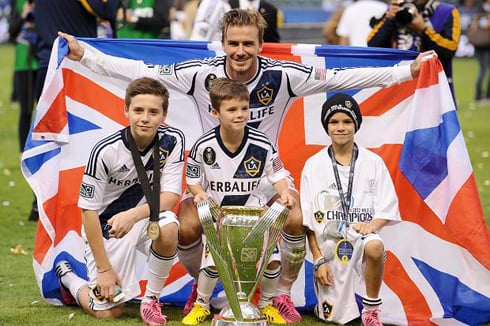 Beckham n'abana be nyuma yo gutwara igikombe mu ikipe ya LA Galaxy.