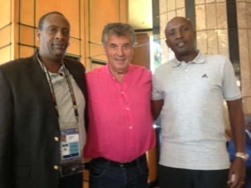 David Dein (hagati) ari kumwe na Perezida wa FERWAFA, Celestin Ntagungira (iburyo).