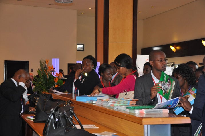 Abitabiriye inama ya BAD yatangiye i Kigali kuri uyu wa 19/05/2014 barimo gufata impapuro bazifashisha muri iyo nama.