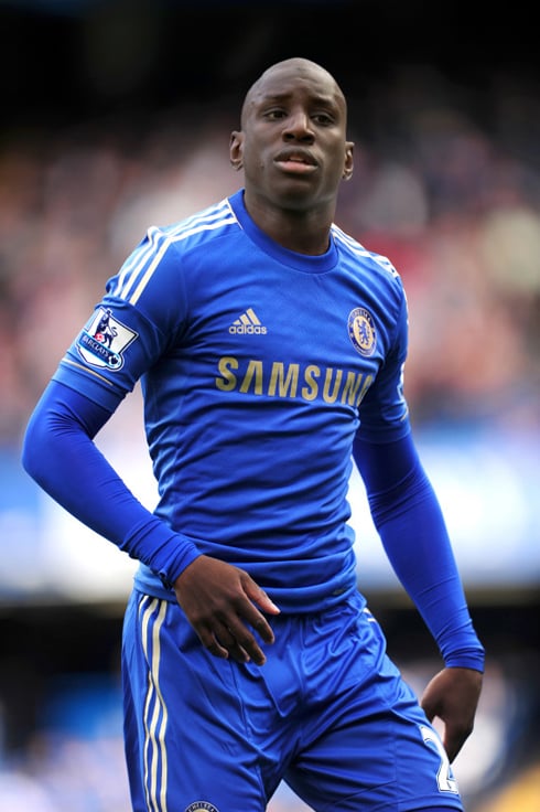 Demba Ba, abakunzi ba Chelsea batangiye kumukorera imyenda bakoresheje photoshop.