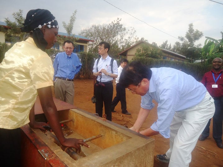 Depite Asahiko Mihara yakarabiye ku ivomo ryo mu mudugudu wa Rebero ndetse anywa ku mazi yaryo akoresheje ibiganza kugira ngo yumve niba ari mazima.