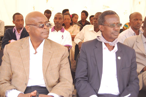 Depite Kalima Evode ( ibumoso) na Dr Ngamije Jean umuyobozi wa INILAK( iburyo) mu muhango wo kwibuka Jenoside yakorewe Abatutsi.