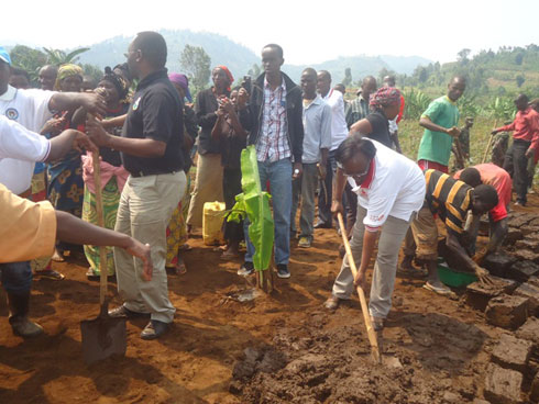Depite Mwiza Esperance (wunamye ufite igitiyo) yari mu bahereza icyondo ababumba amatafari.