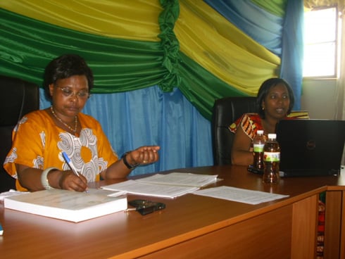 Depite Nyirabega Euthalie (ibumoso) asobanurira abagore bo mu karere ka Nyanza icyo amategeko avuga ku buryo bwo gukuramo inda. 