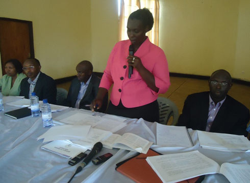 Depite Uwayisenga Yvonne (uhagaze) asanga ari byiza kungurana ibitekerezo kuri uyu mushinga w