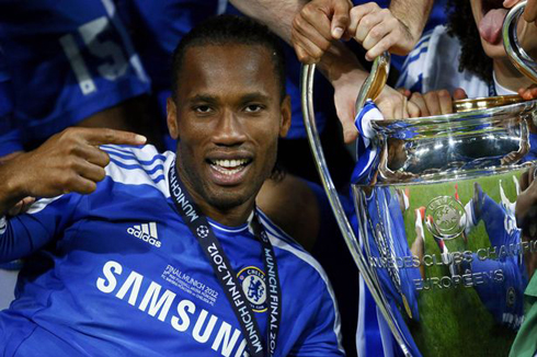 Didier Drogba yishimira igikombe cya Champions League.