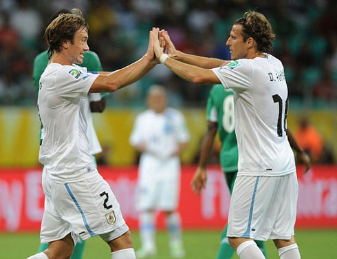 Diego Forlan ( iburyo) wahesheje amanota atatu Uruguay.
