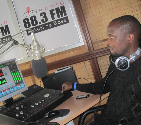 Dj Adams muri studio za City Radio.