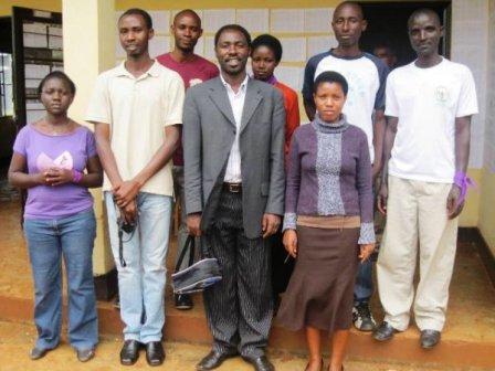 Bamwe mu banyamuryango ba Dothan Revival Ministries hamwe n'umuyobozi wabo.