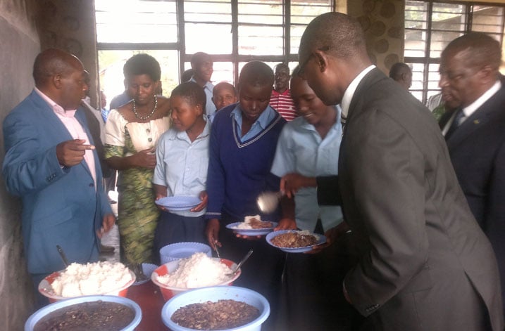 Dr. Harebamungu Mathias atangiza gahunda ya School Feeding mu kigo cy'amashuri cya Butete.