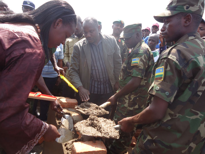 Dr Anita Asiimwe, Umunyamabanga wa Leta muri Minisante, ashyira ibuye ry'ifatizo aharimo kubakwa Poste de sante ya Musasa.