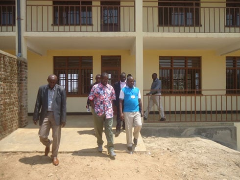 Dr Harebamungu Mathias (hagati), Mayor wa Nyamasheke, Habyarimana Jean Baptiste (ibumoso) na DAF wa Kaminuza ya Kibogora, Joseph Ndikumana basuye inyubako ya Kibogora Polythechnic.