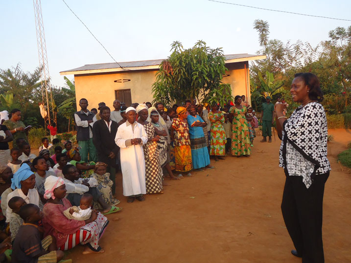 Dr Mukabaramba yabwiye abatujwe mu mudugudu wa Kiyovu ko kizira kugurisha cyangwa gukodesha inzu bubakiwe na Leta.