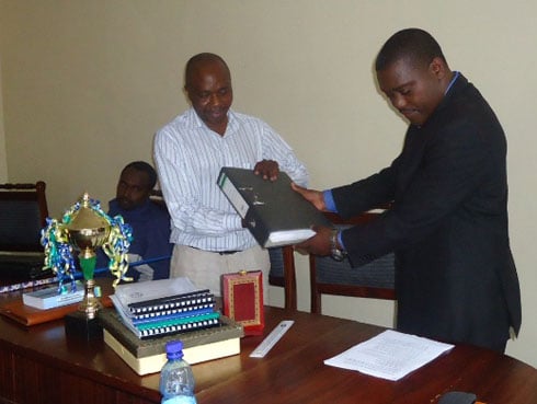 Dr.Nduwayezu perezida wa njyanama ucyuye igihe (wambaye ikoti ry