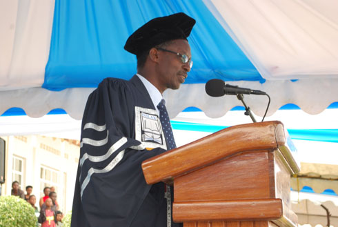 Dr Ngamije Jean atanga impanuro ku banyeshuli barangije kwiga muri INILAK ishami rya Nyanza.