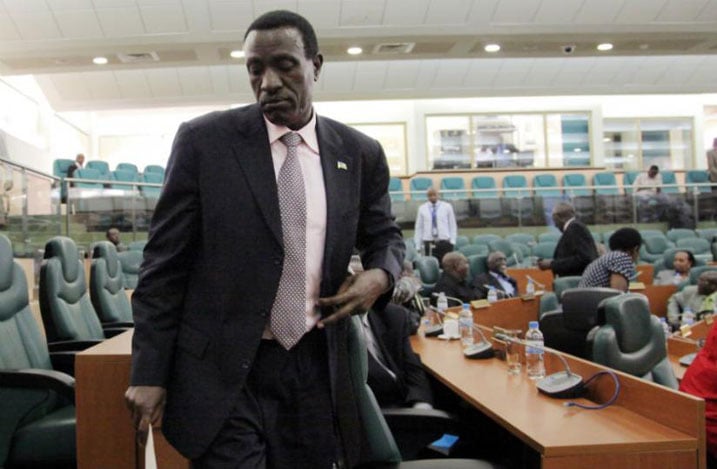 Akimara kwegura, Dr Ntawukuliryayo yahagurutse mu mwanya wa Perezida wa Sena ajya kwicara mu myanya y