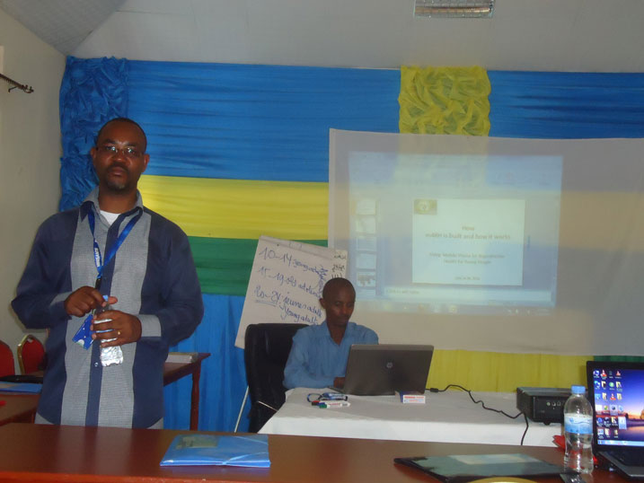 Dr Nzabonimpa Anicet, asobanura gahunda ya m4RH izifashishwa mu kwigisha urubyiruko ubuzima bw
