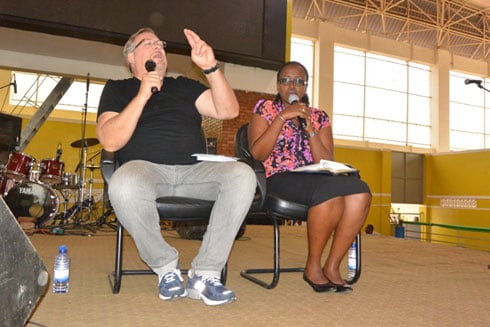 Pasiteri Rick Warren atanga impanuro ku rubyiruko rw'u Rwanda rwitabiriye igiterane "Rwanda Shima Imana".