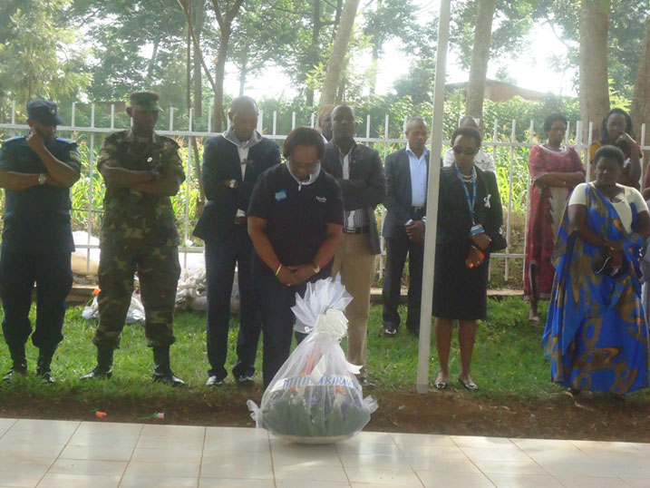 Dr Yvonne Kayiteshonga ashyira indabo ku mva anunamira imibiri ishyinguyemo.