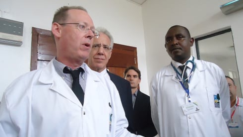 Dr Paul Farmer watangije Partners In Health ari kumwe na Dr Nkwanumusingo Egide ukuriye gahunda yo kuvura kanseri mu bitaro bya Butaro.