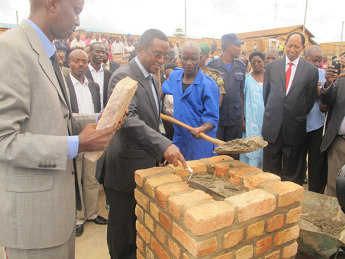 Dr. Vincent Biruta Minisitiri w'uburezi ashyira ibuye ry'ifatizo ahazubakwa inyubako nshya ya ICK.