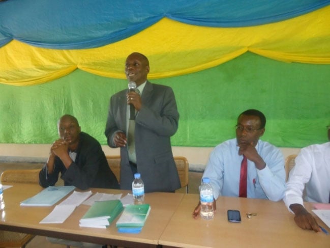 Dr Kayishema abona kubuza abanyeshuri kuvuga ikinyarwanda ari ukugifobya.