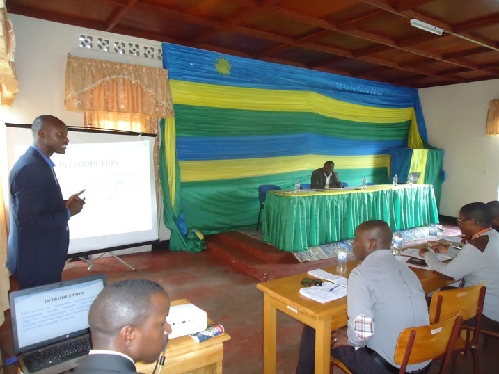 Dushimimana Jean Baptiste, umukozi wa EWSA, asobanura aho uturere tugeze tugeza ku baturage amazi meza.